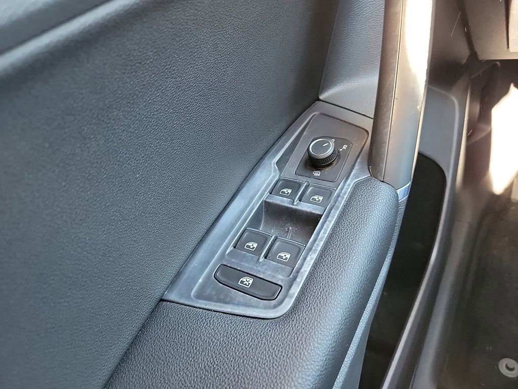 Used 2018 Volkswagen Tiguan SE AWD/4WD image 13