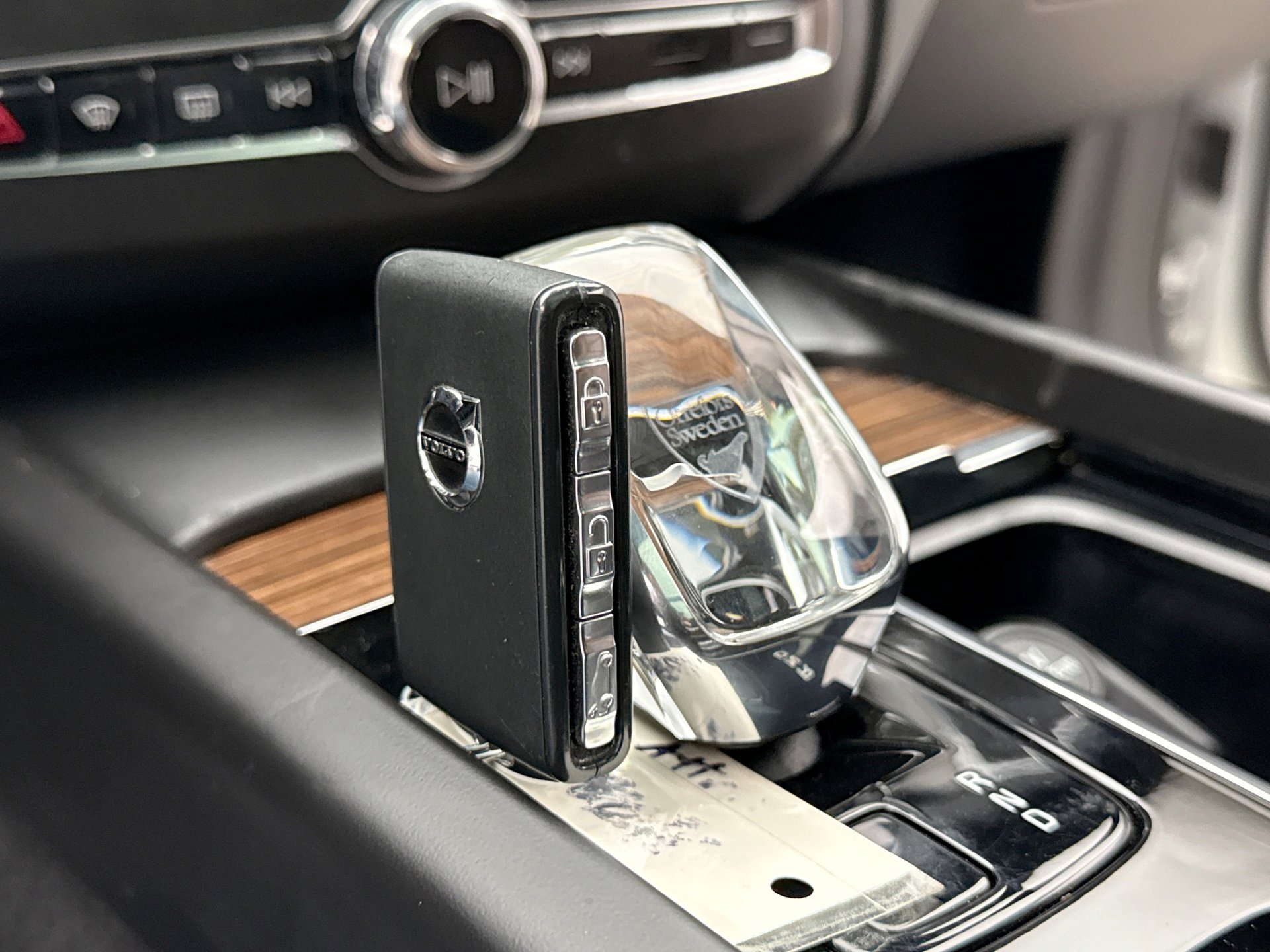 Used 2023 Volvo XC60 T8 Ultimate w/ Climate Package image 25