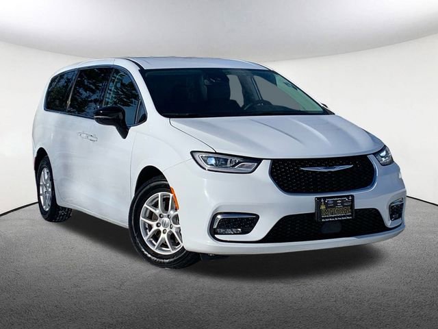 Used 2024 Chrysler Pacifica Touring-L image 2