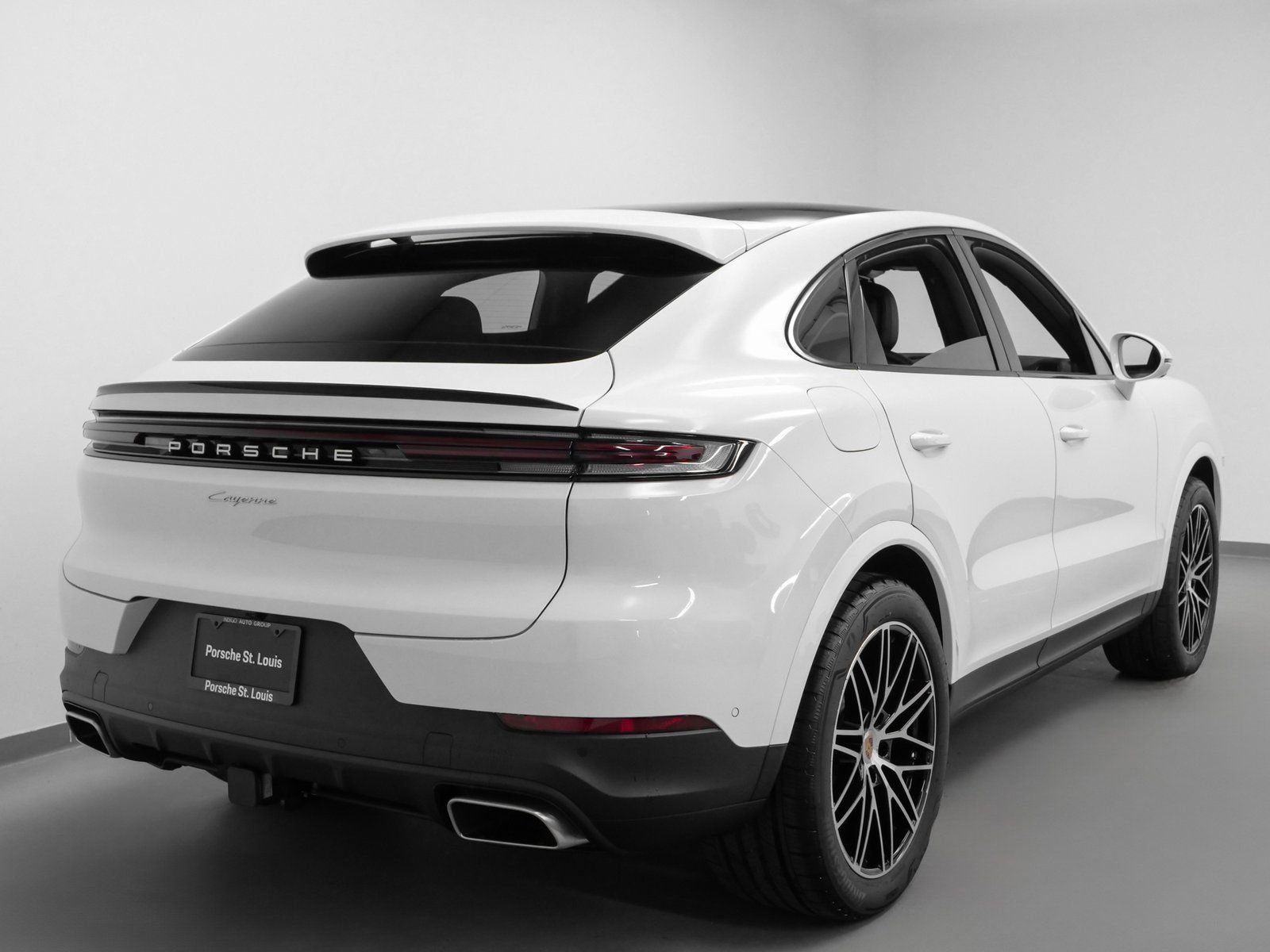 Certified 2024 Porsche Cayenne Coupe image 12
