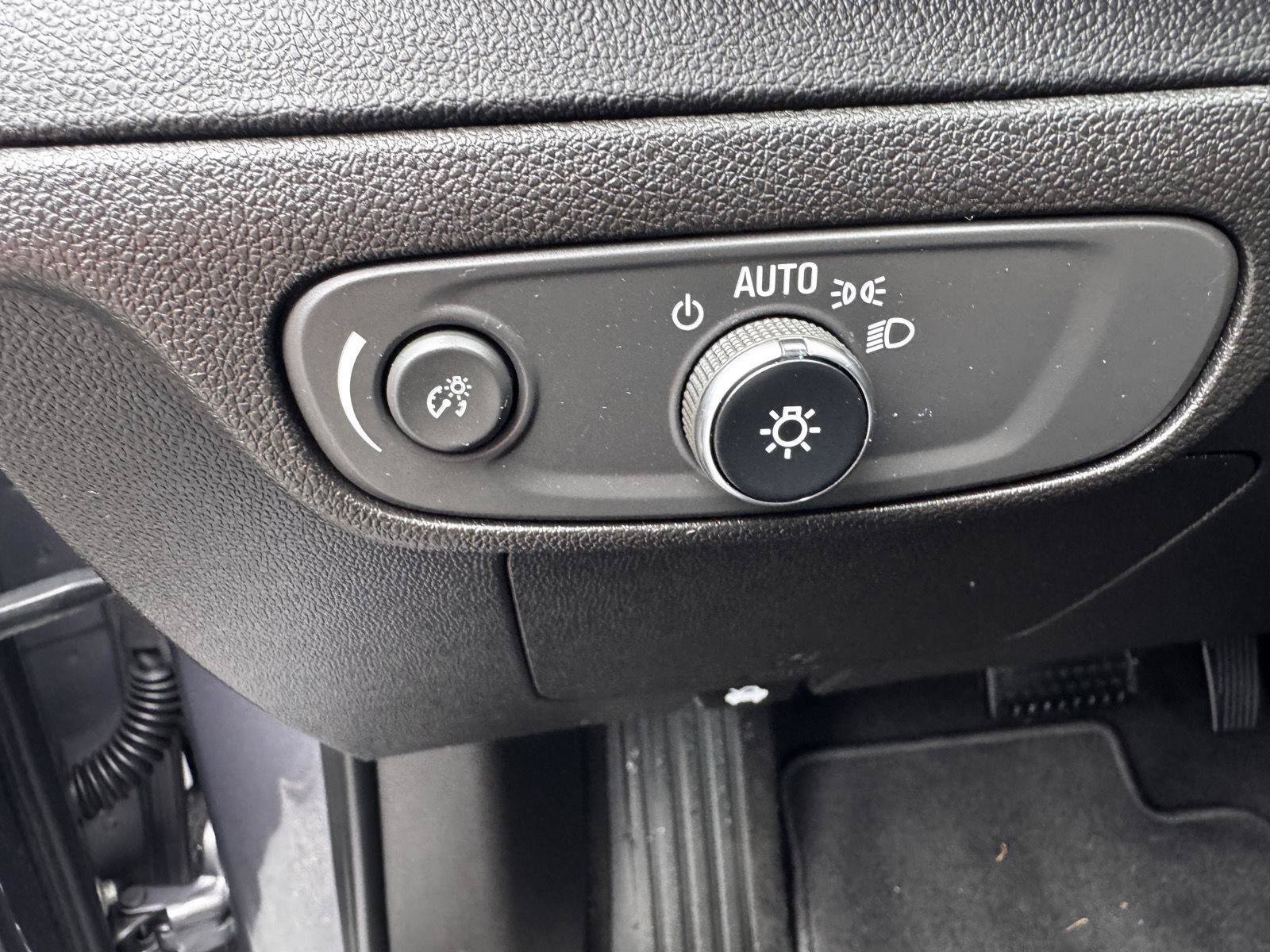 Used 2022 Chevrolet Bolt EUV Premier w/ Sun & Sound Package FWD image 20