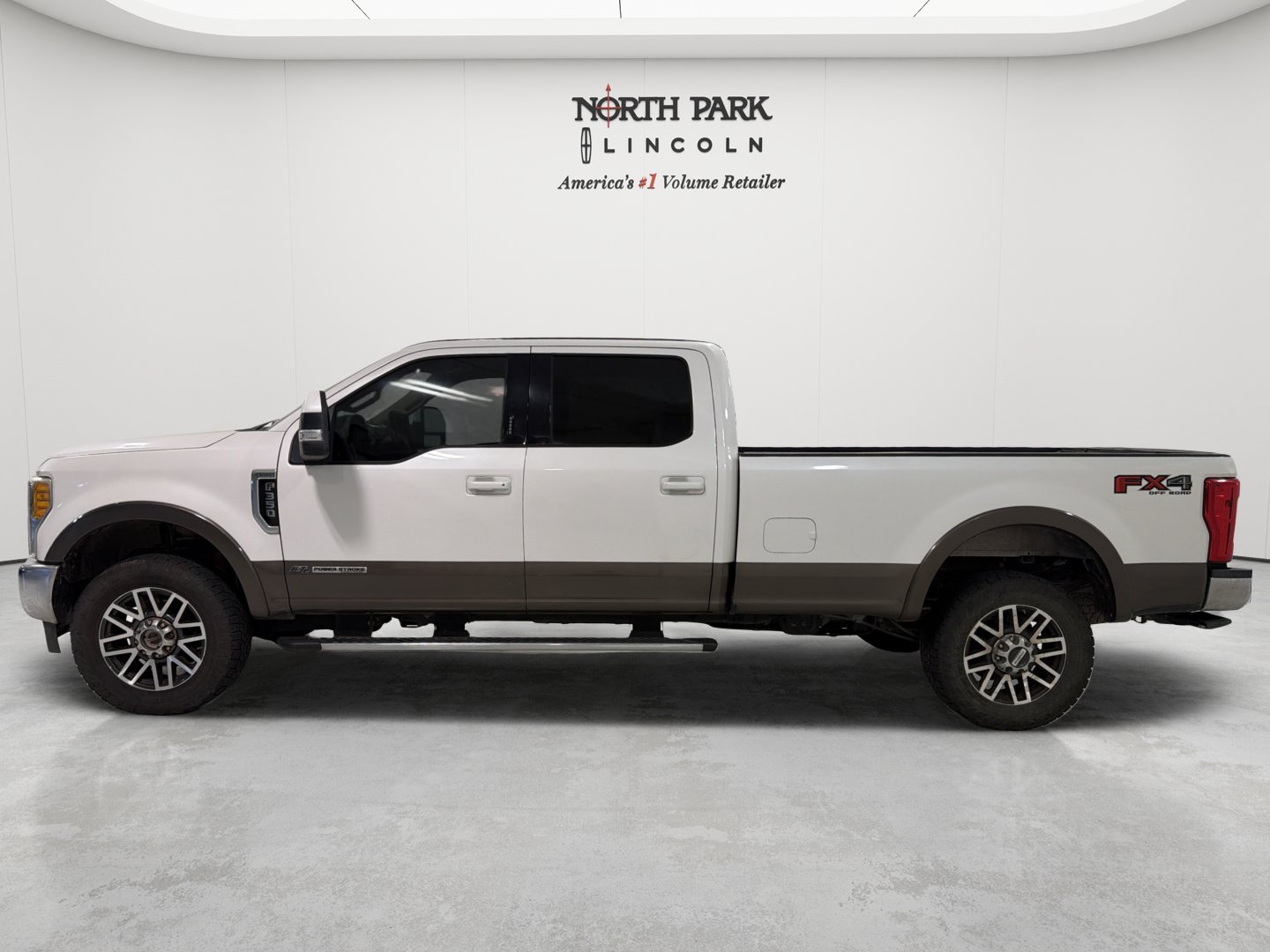 Used 2017 Ford F350 Lariat w/ Lariat Value Package AWD/4WD image 2