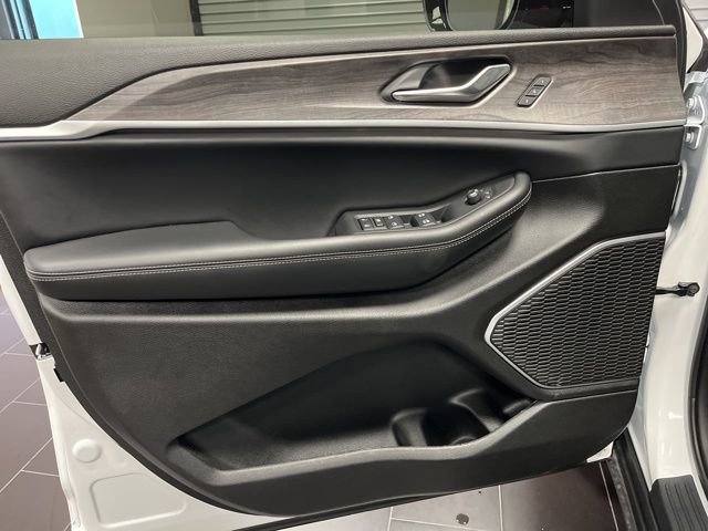 Used 2025 Jeep Grand Cherokee Limited w/ Luxury Tech Group II image 11