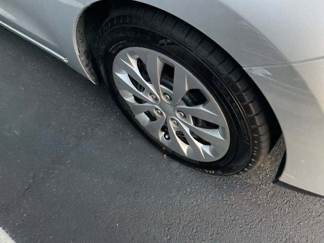 Used 2017 Hyundai Elantra GT image 3