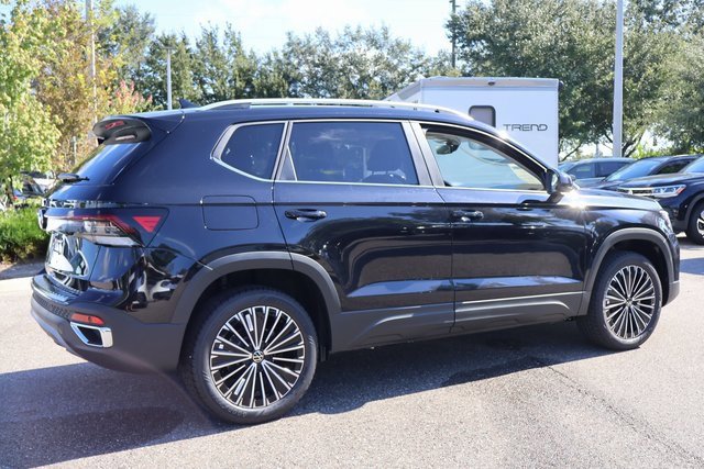 Certified 2025 Volkswagen Taos SE image 7