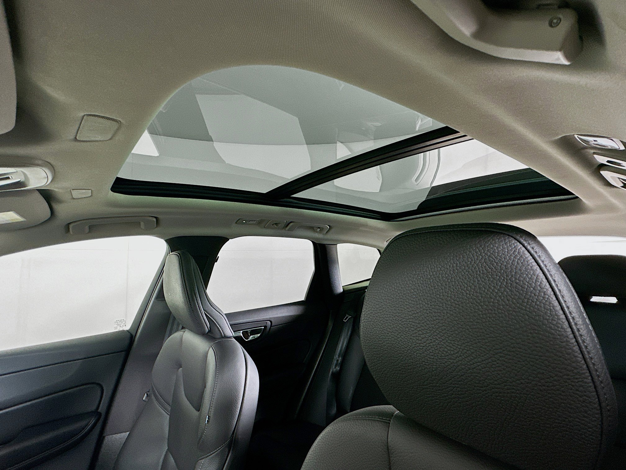 Used 2025 Volvo XC60 B5 Plus image 24