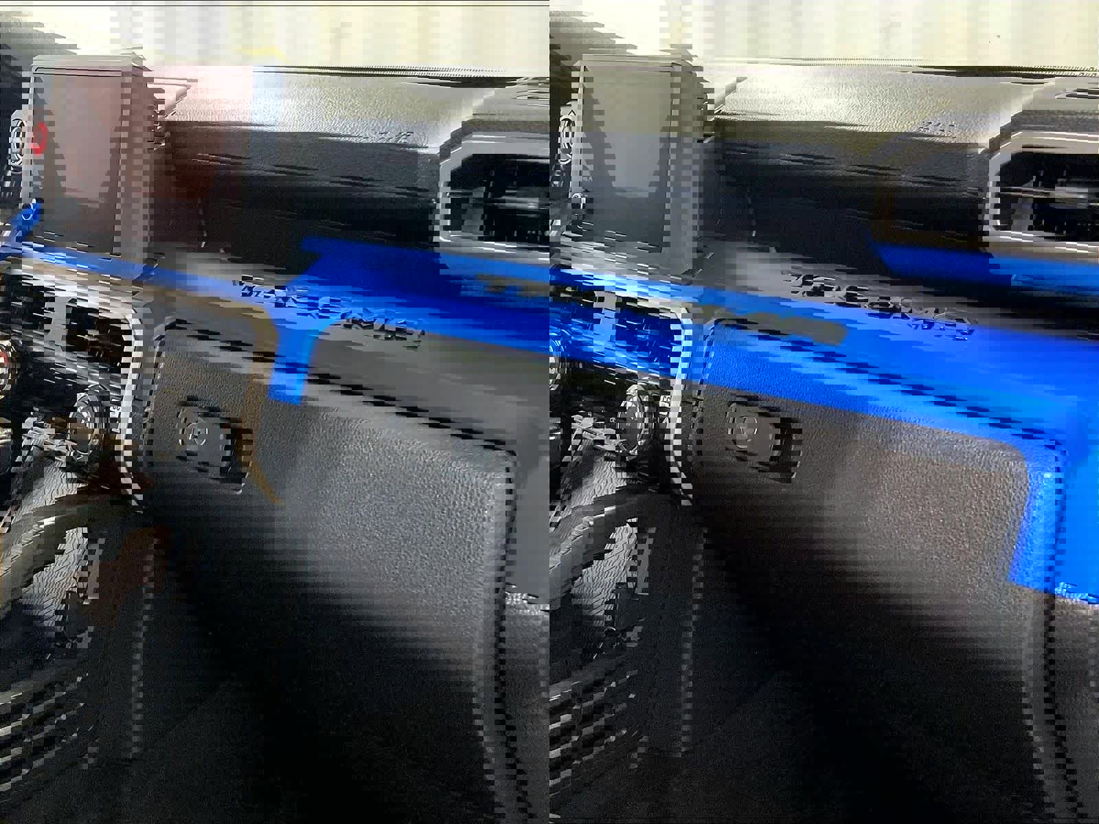 Certified 2025 Toyota Tacoma TRD Off-Road AWD/4WD image 14