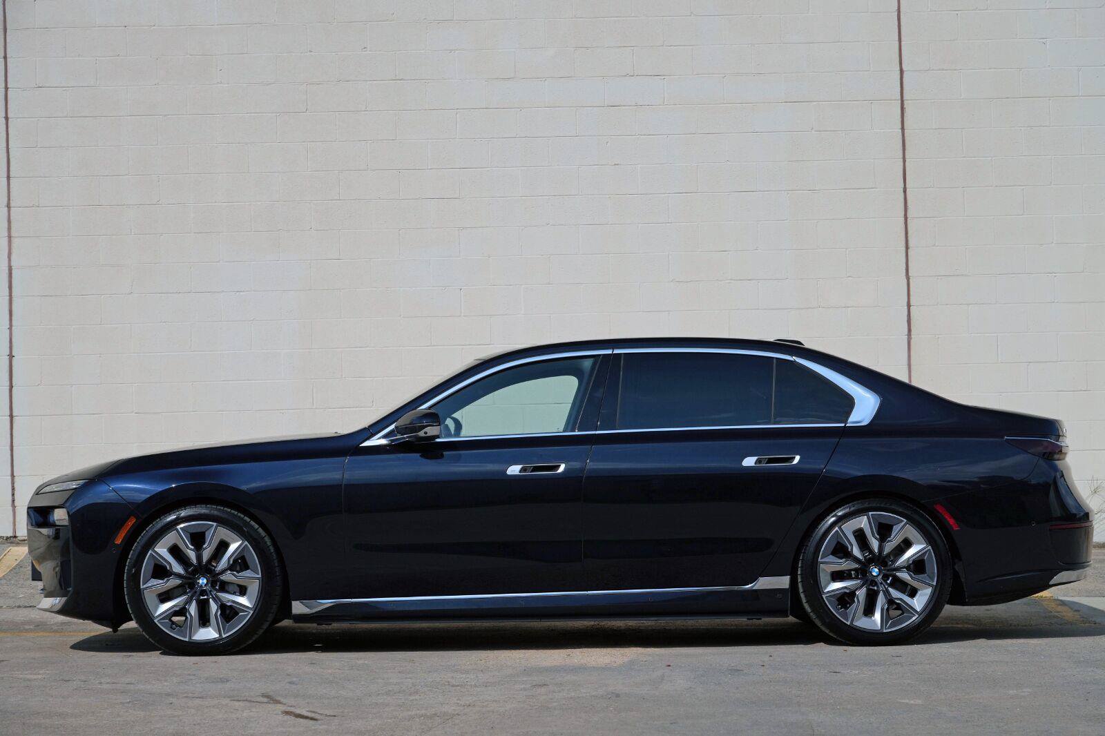 Used 2023 BMW i7 xDrive60 w/ Executive Package 2 AWD/4WD image 8