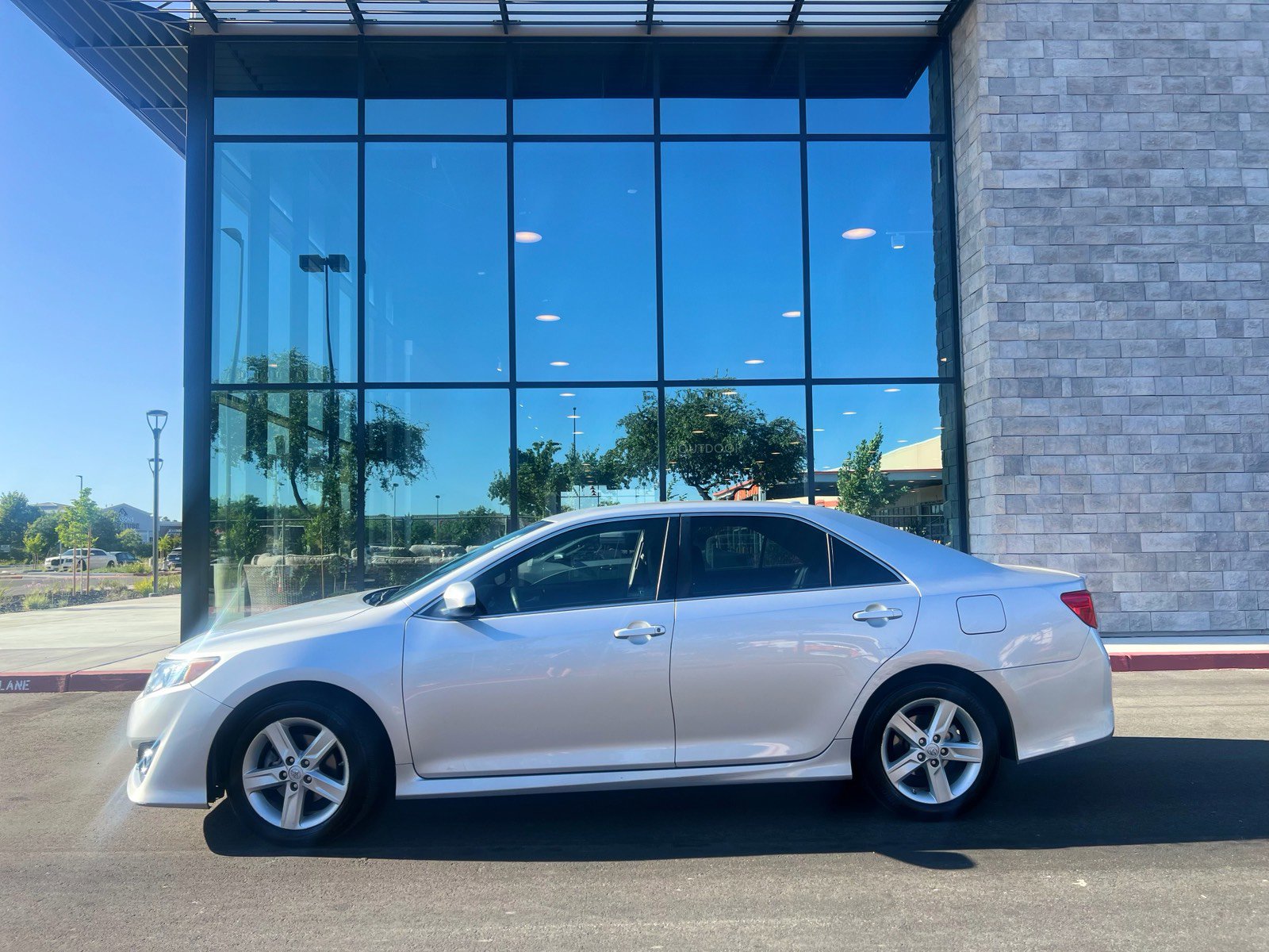 Used 2014 Toyota Camry SE FWD image 2