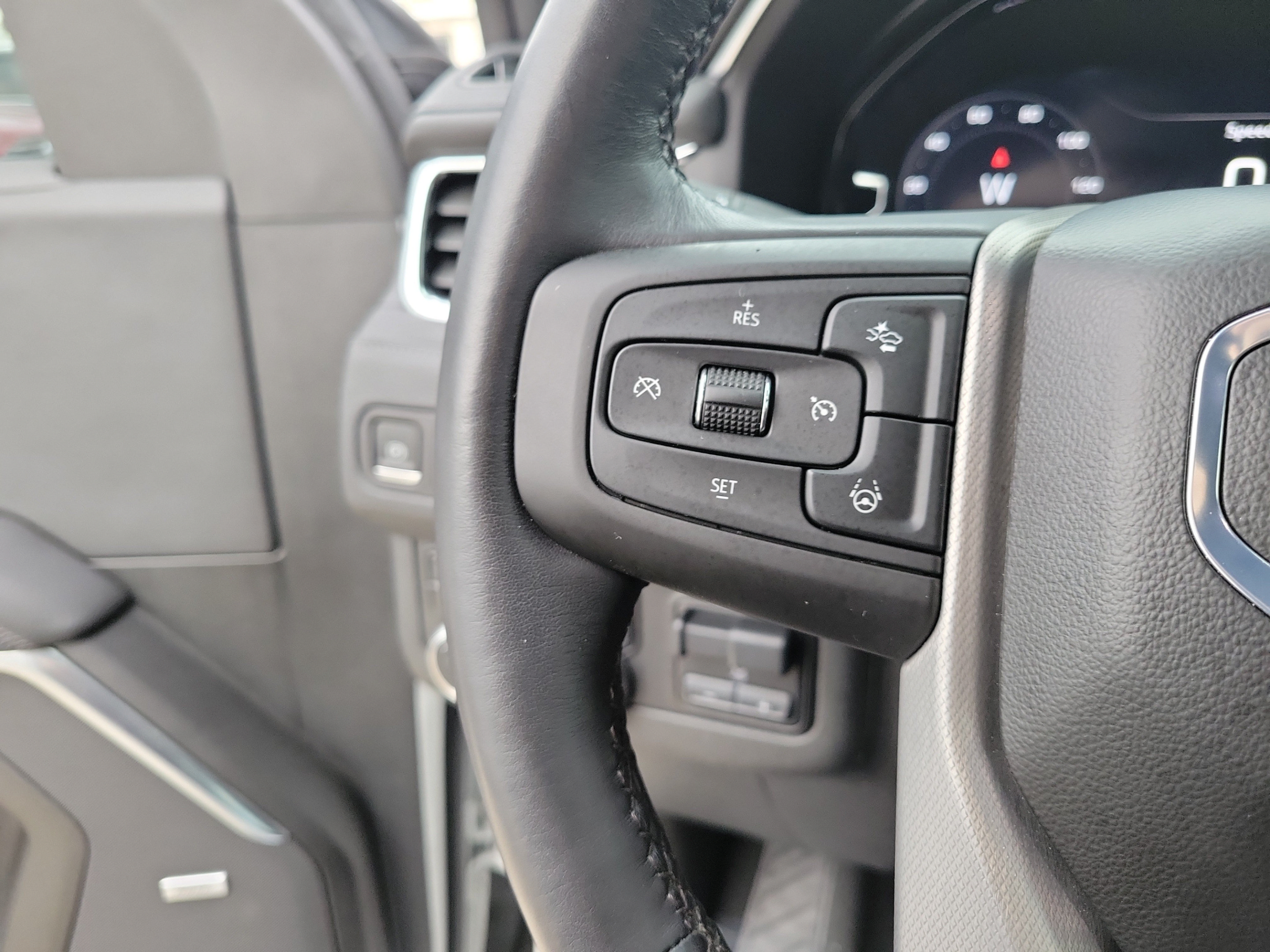 Used 2024 GMC Yukon Denali w/ Advanced Technology Package AWD/4WD image 30