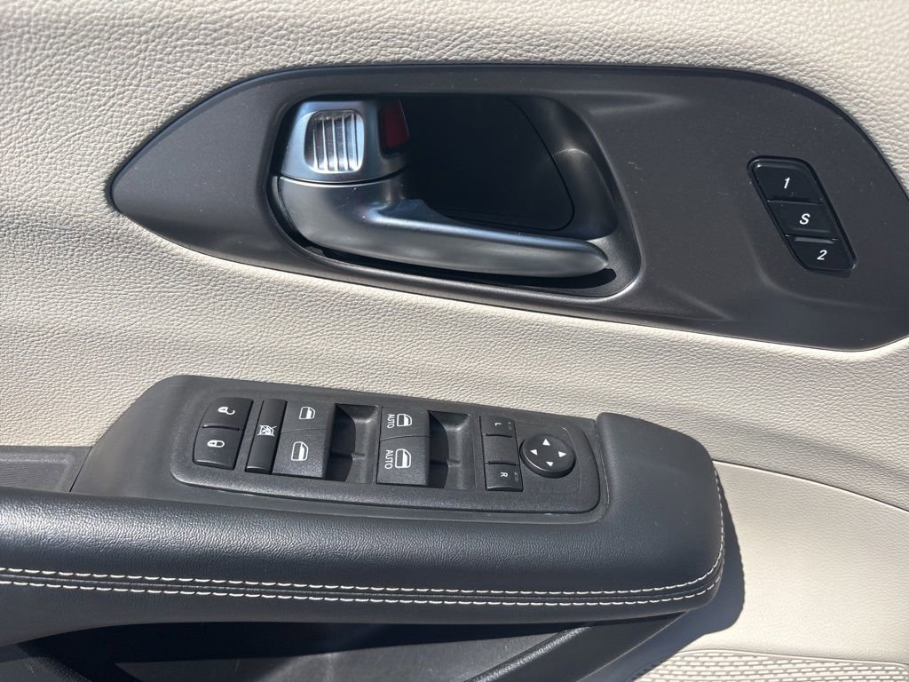 Used 2023 Chrysler Pacifica Touring-L FWD image 13