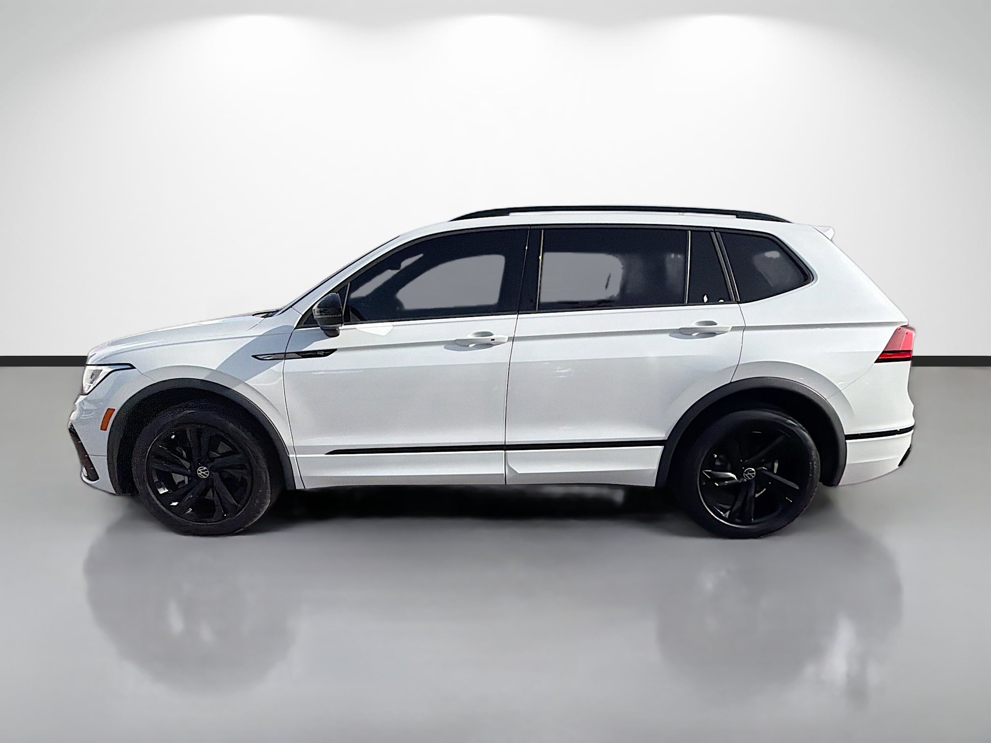 Used 2023 Volkswagen Tiguan SE R-Line FWD image 6