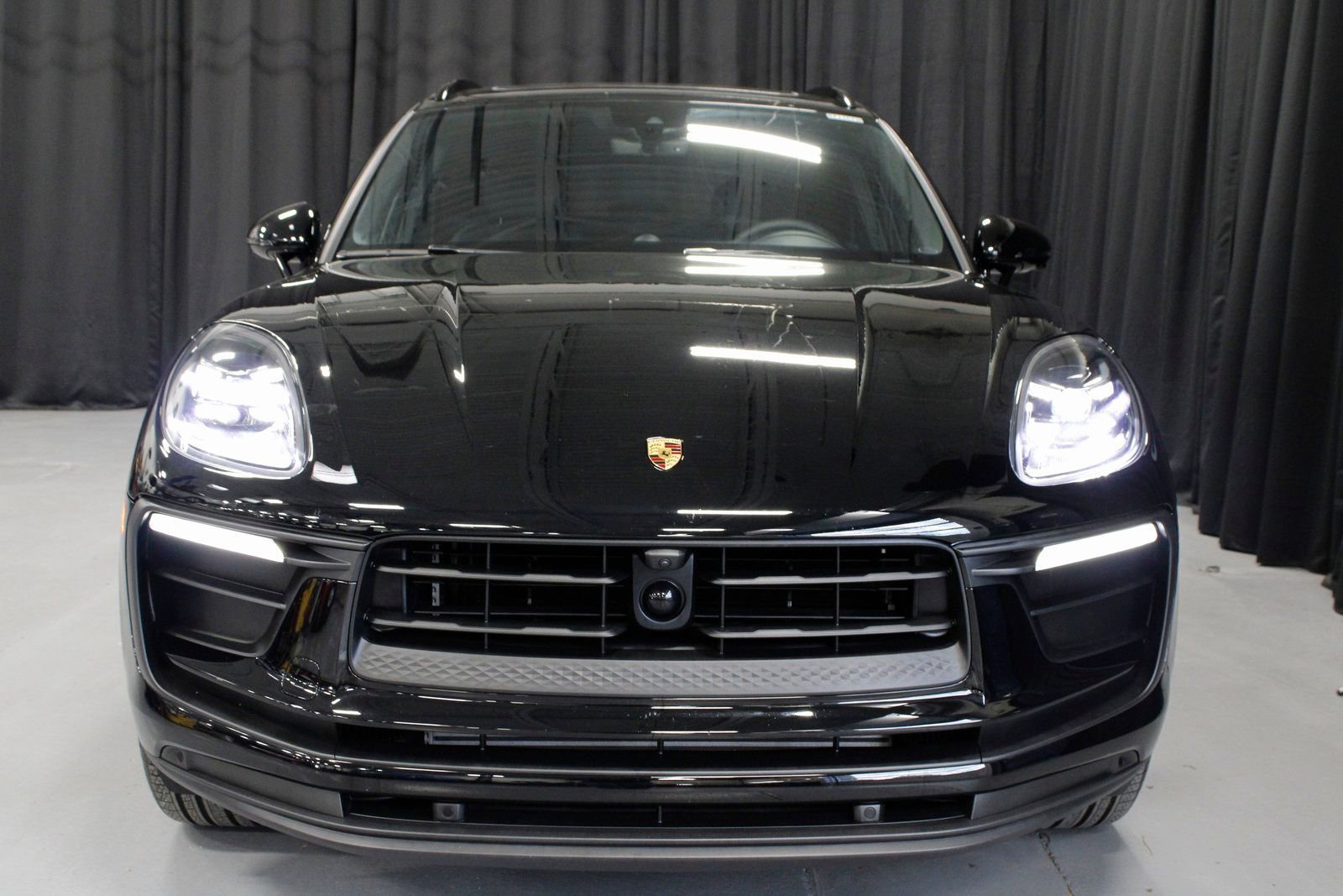 Certified 2025 Porsche Macan image 10