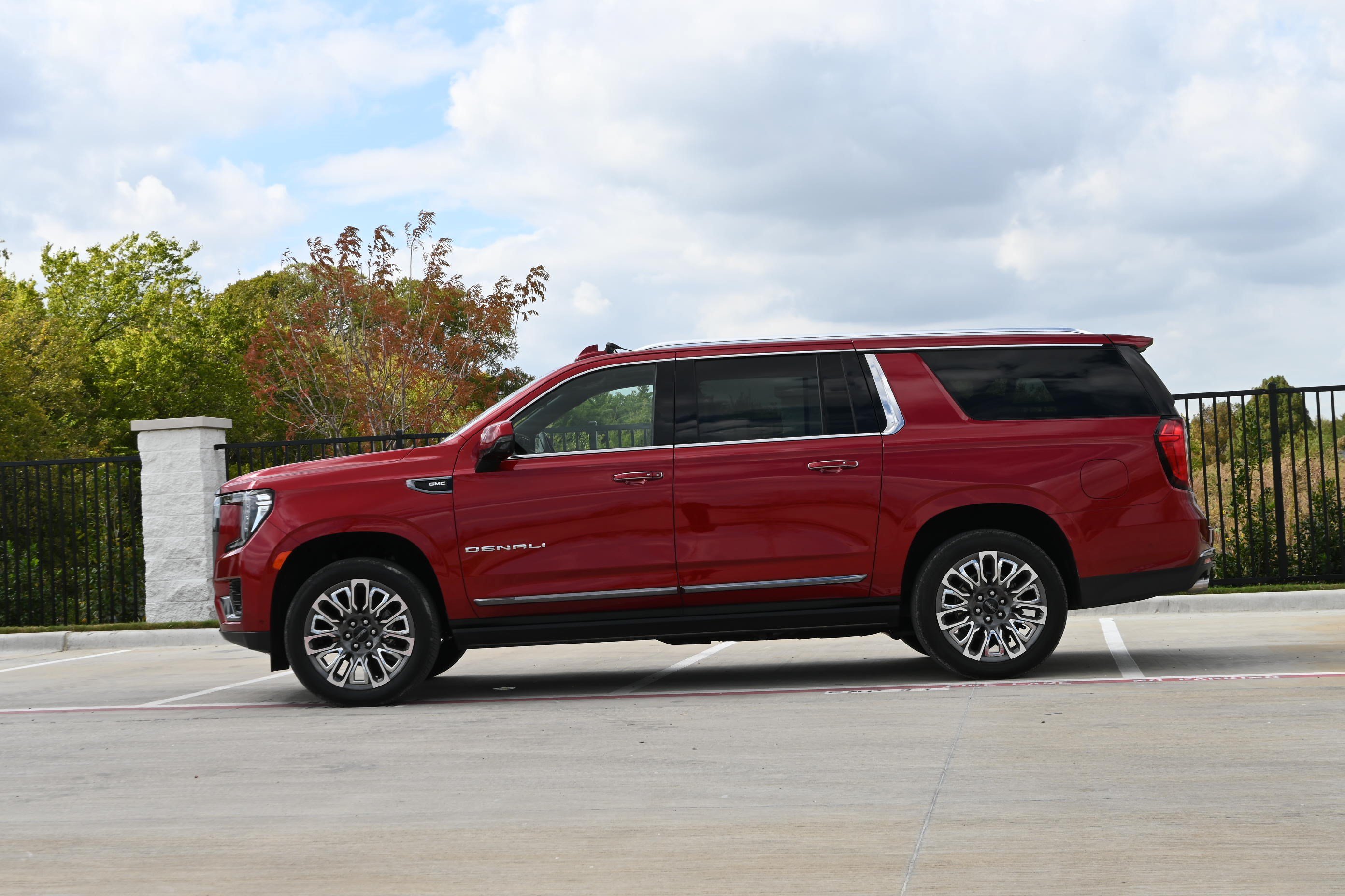 Used 2024 GMC Yukon XL Denali Ultimate AWD/4WD image 6