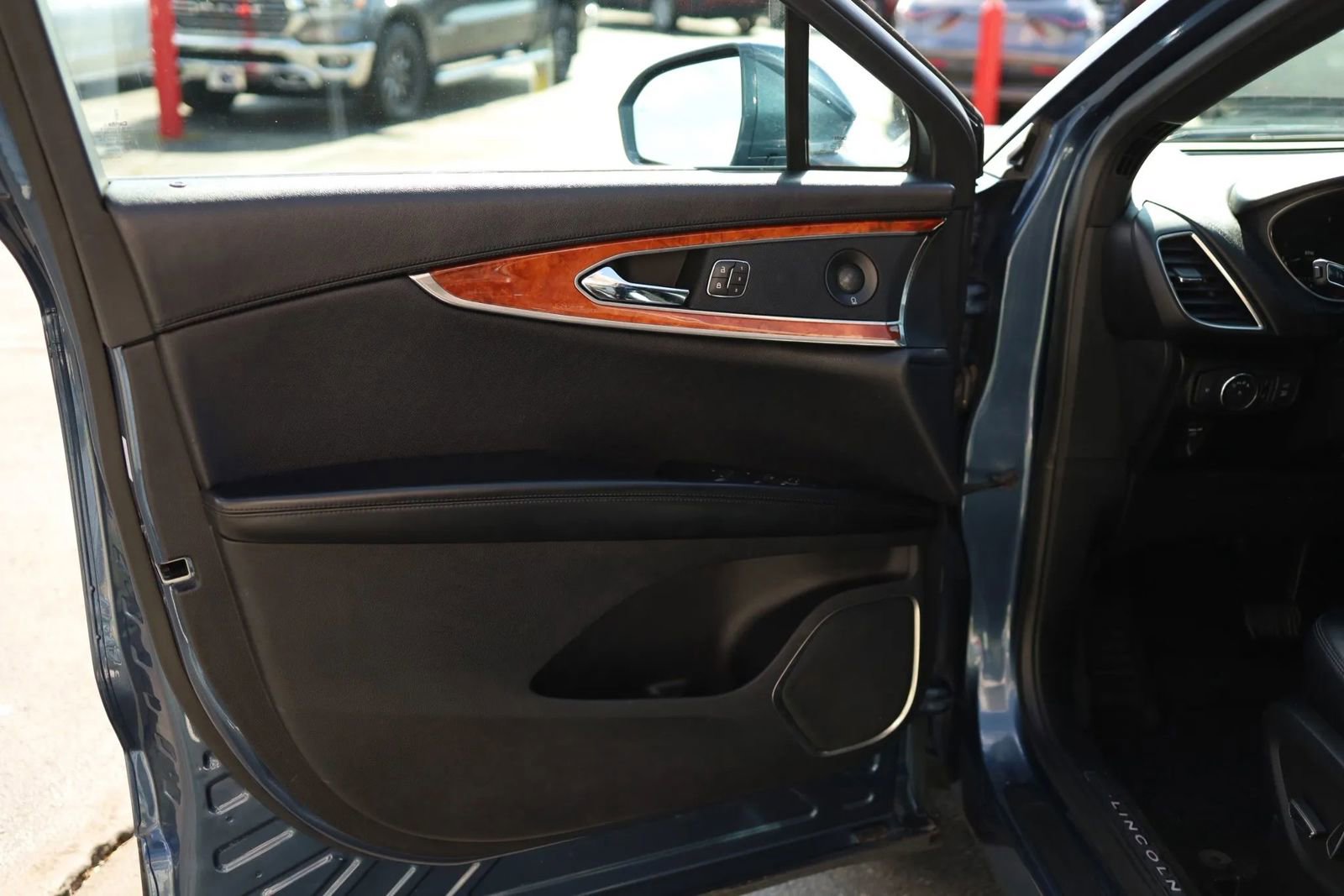 Used 2019 Lincoln Nautilus Reserve w/ Driver Assistance Package AWD/4WD image 9