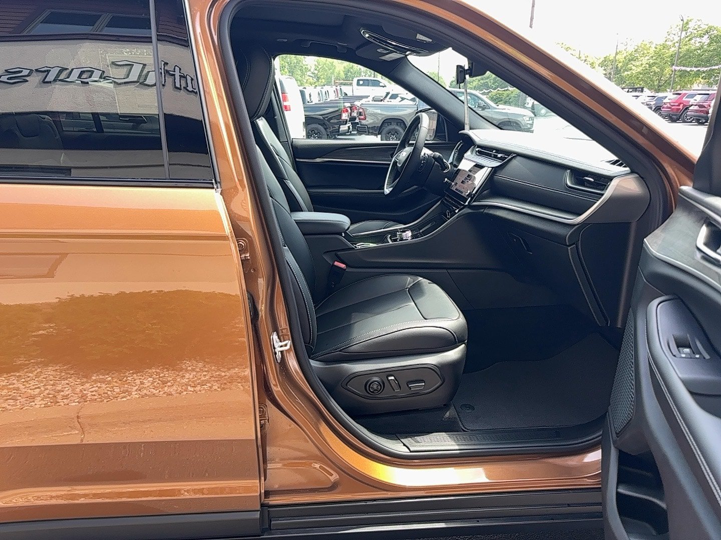 New 2026 Jeep Grand Cherokee L Limited w/ Limited Altitude Package AWD/4WD image 6