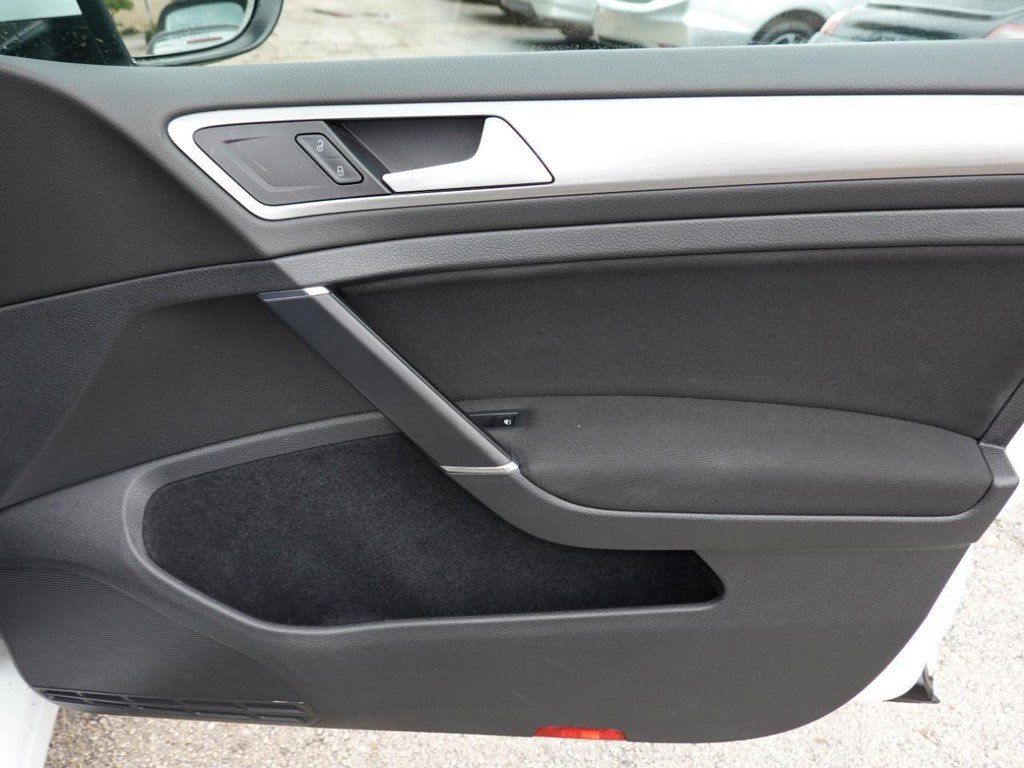 Used 2017 Volkswagen Golf S image 22