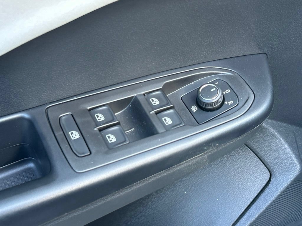 Used 2026 Volkswagen Taos SE FWD image 19