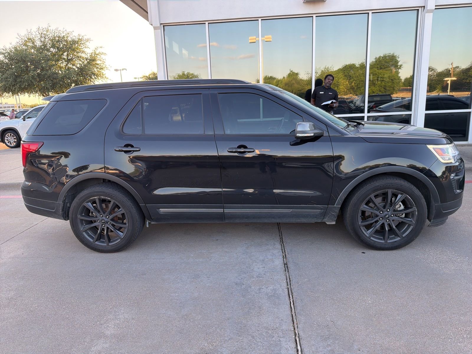 Used 2019 Ford Explorer XLT w/ Equipment Group 202A FWD image 3