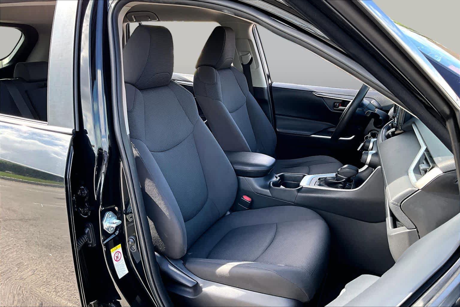 Used 2019 Toyota RAV4 LE w/ Carpet Mat Package FWD image 9