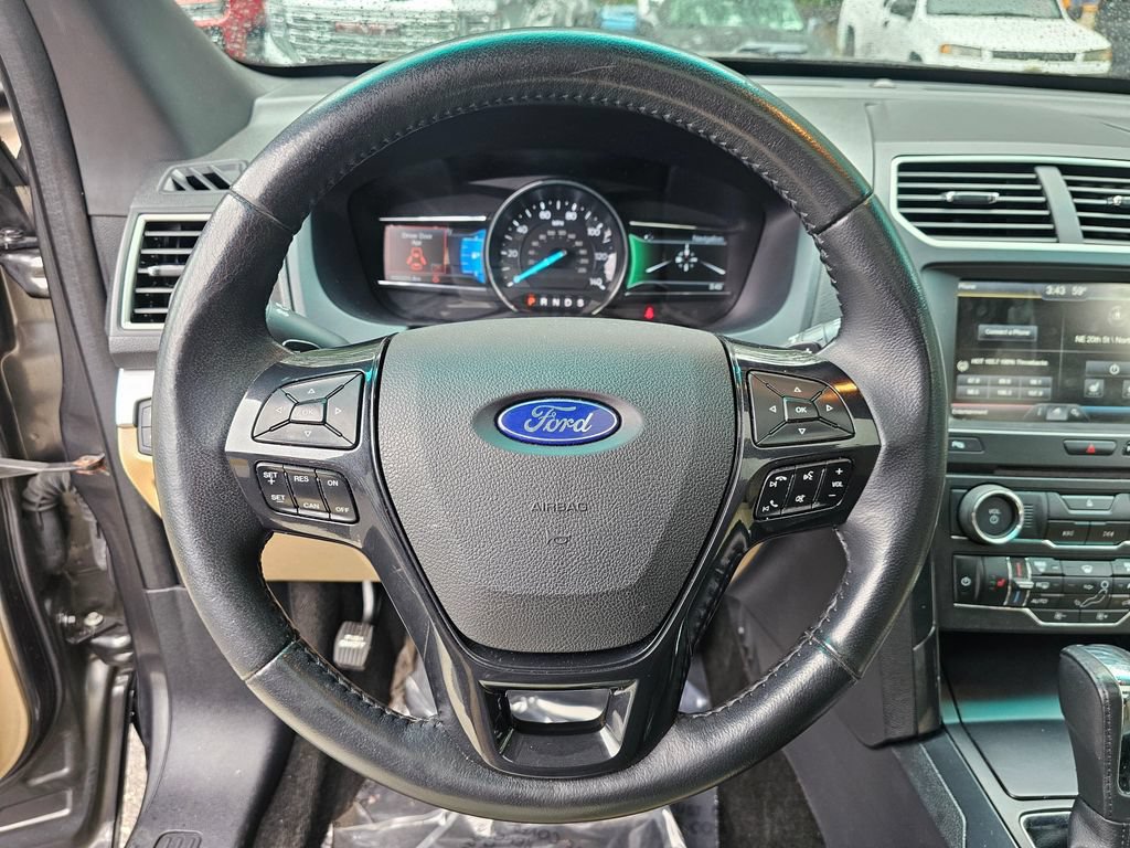 Used 2016 Ford Explorer XLT w/ Equipment Group 202A AWD/4WD image 28