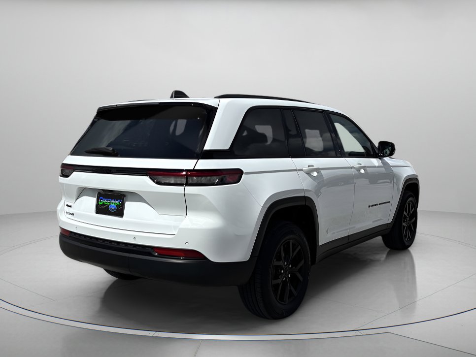 Used 2025 Jeep Grand Cherokee Altitude image 3