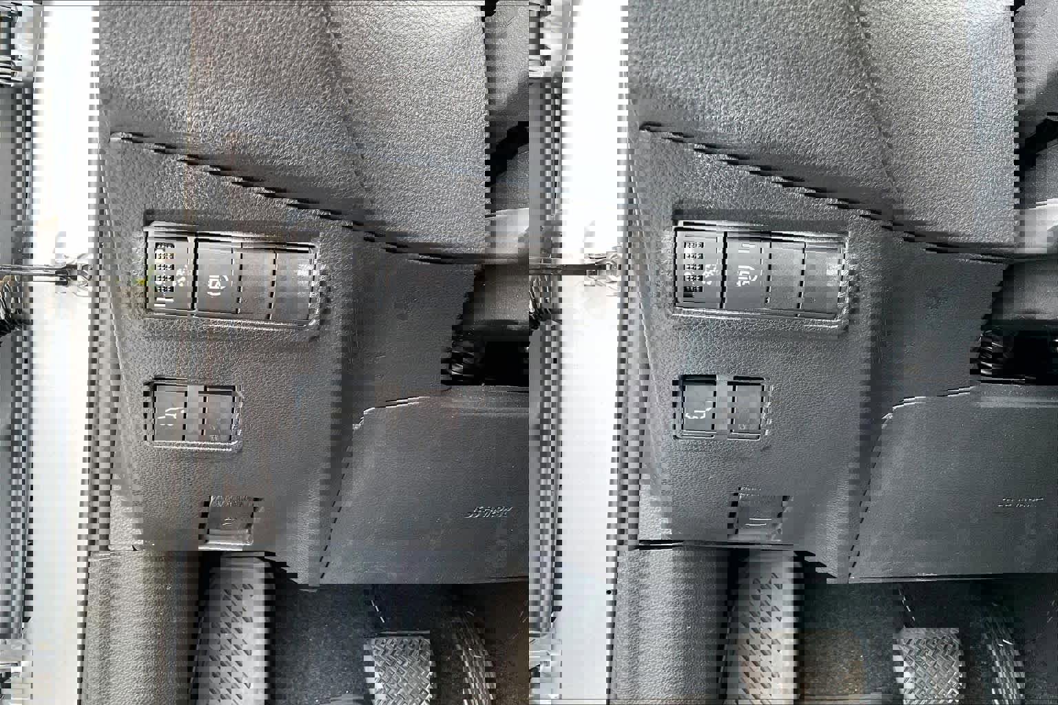 Used 2025 Toyota Corolla Cross XLE w/ Convenience Package image 32