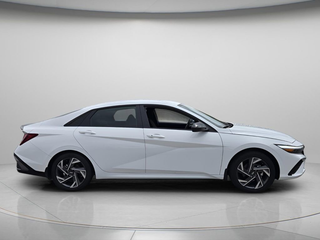 Certified 2025 Hyundai Elantra Sport image 4