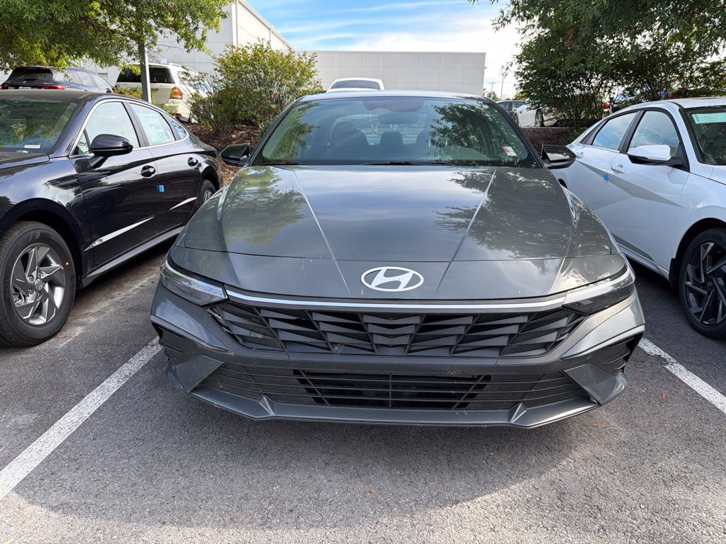 Certified 2025 Hyundai Elantra Sport FWD image 2
