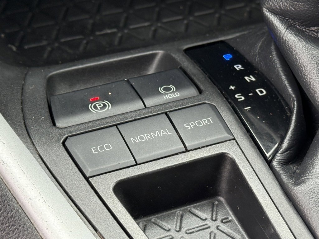 Used 2020 Toyota RAV4 LE w/ Carpet Mat Package image 25