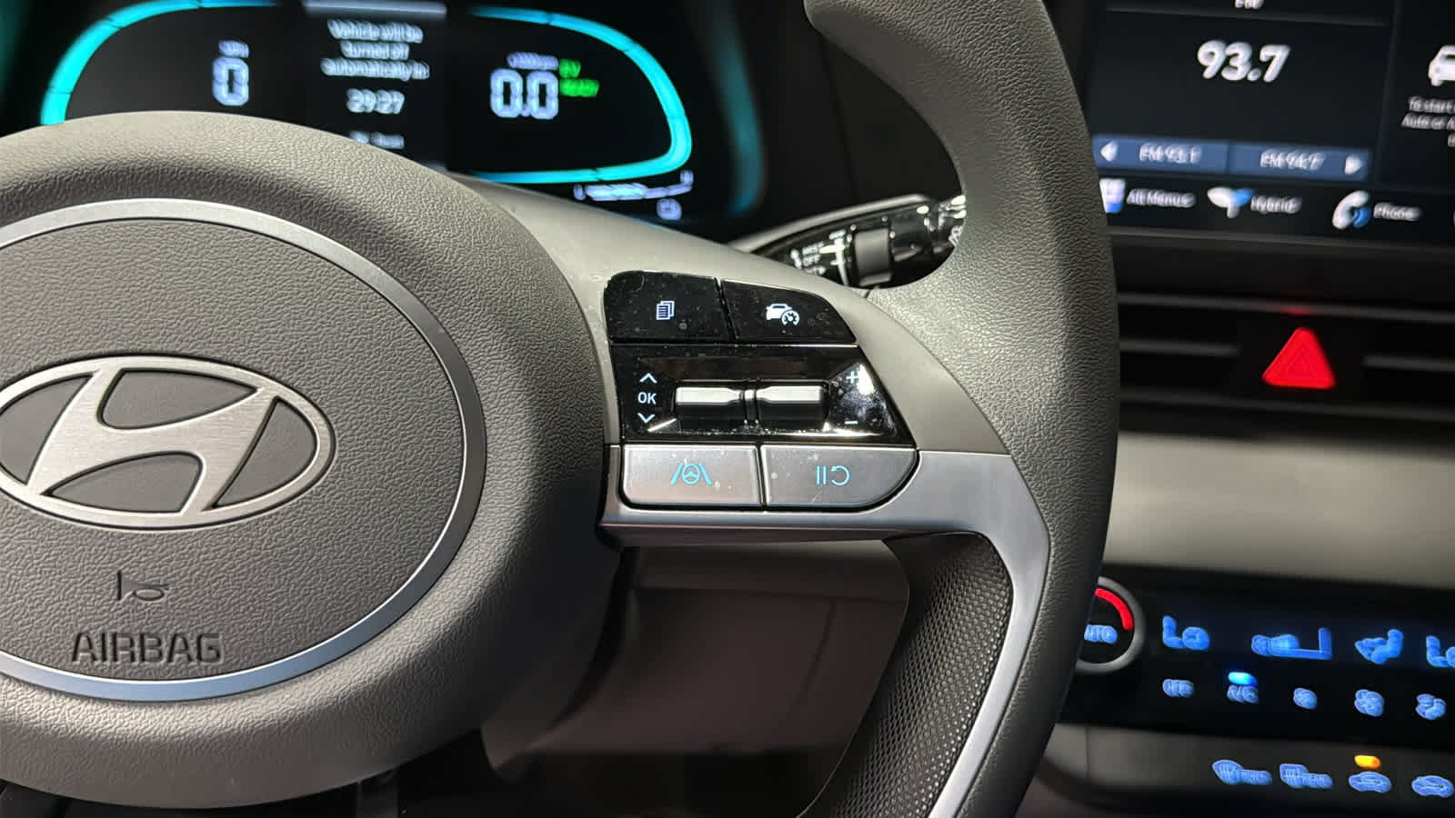 Used 2025 Hyundai Elantra Hybrid FWD image 13