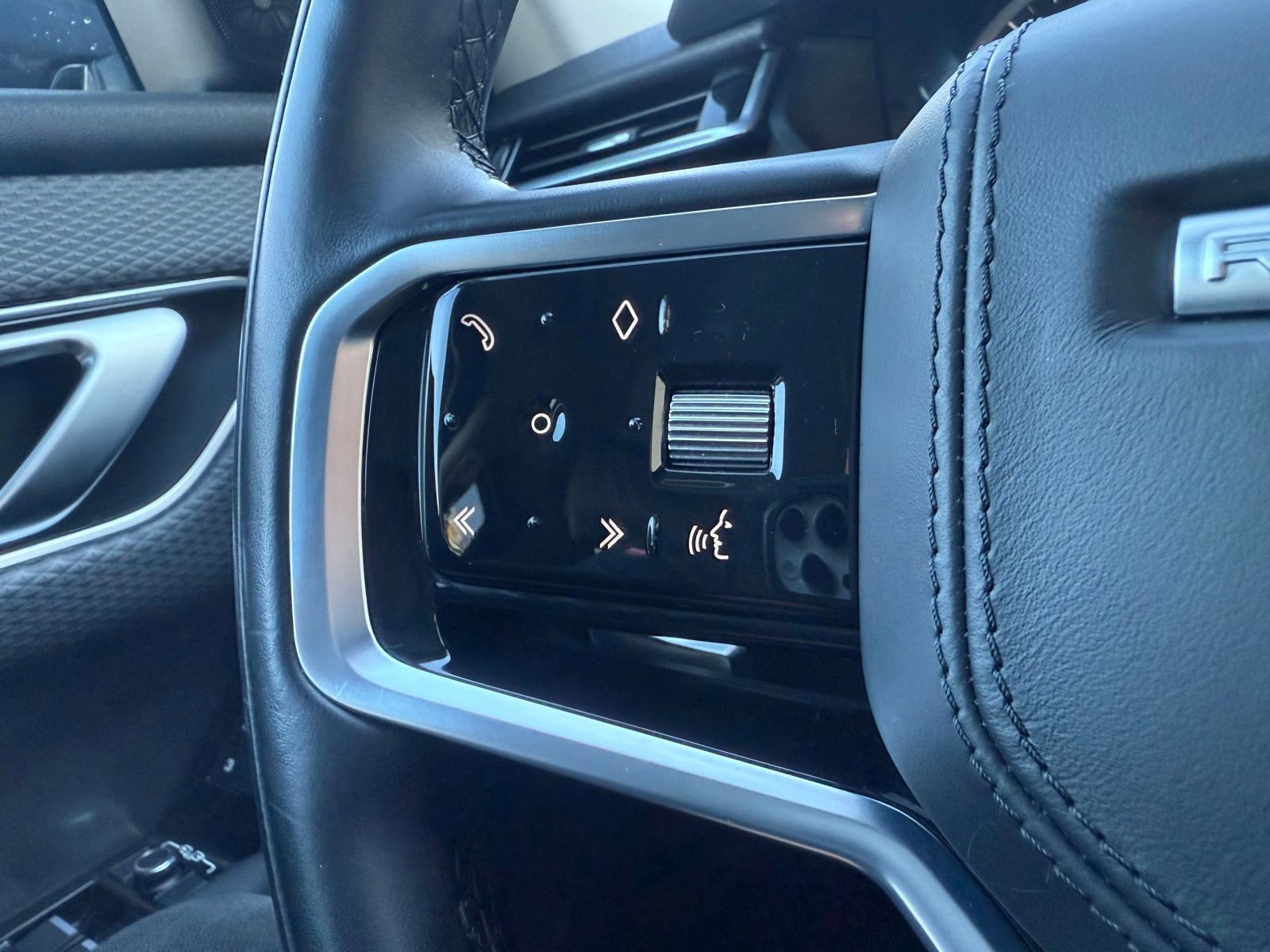 Used 2022 Land Rover Range Rover Velar S image 16