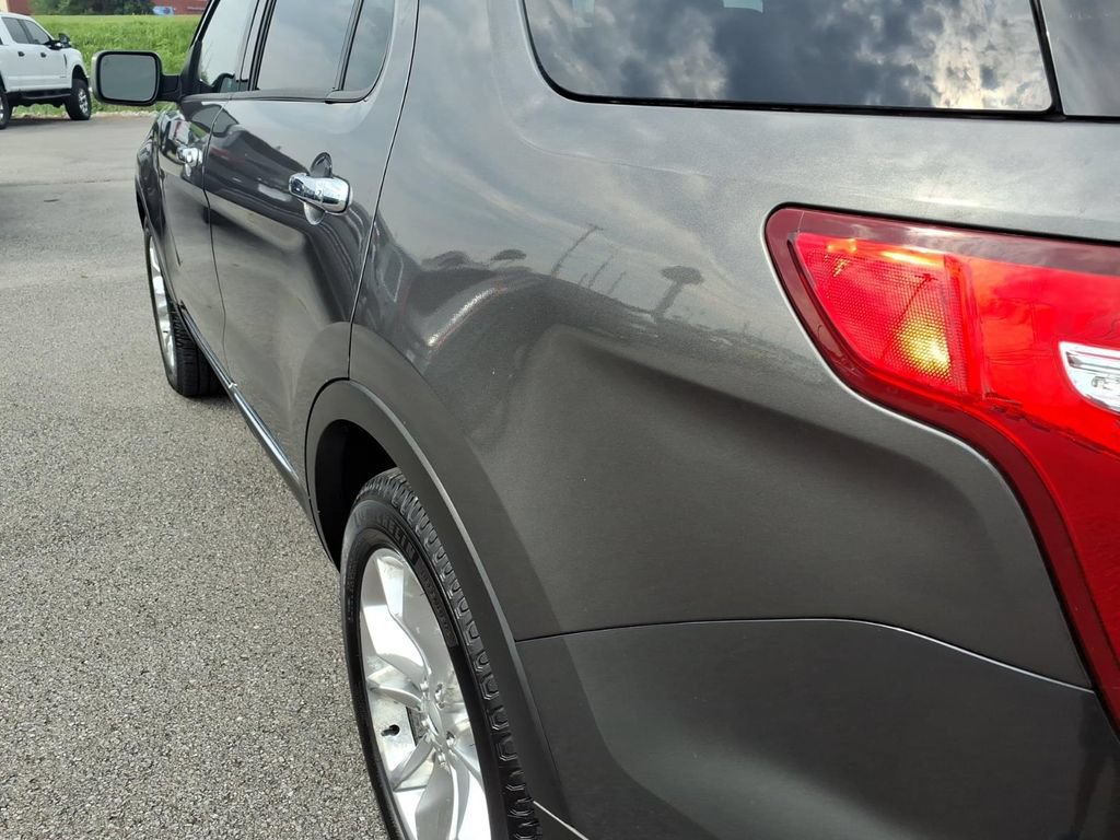 Used 2015 Ford Explorer Limited w/ Equipment Group 301A AWD/4WD image 19