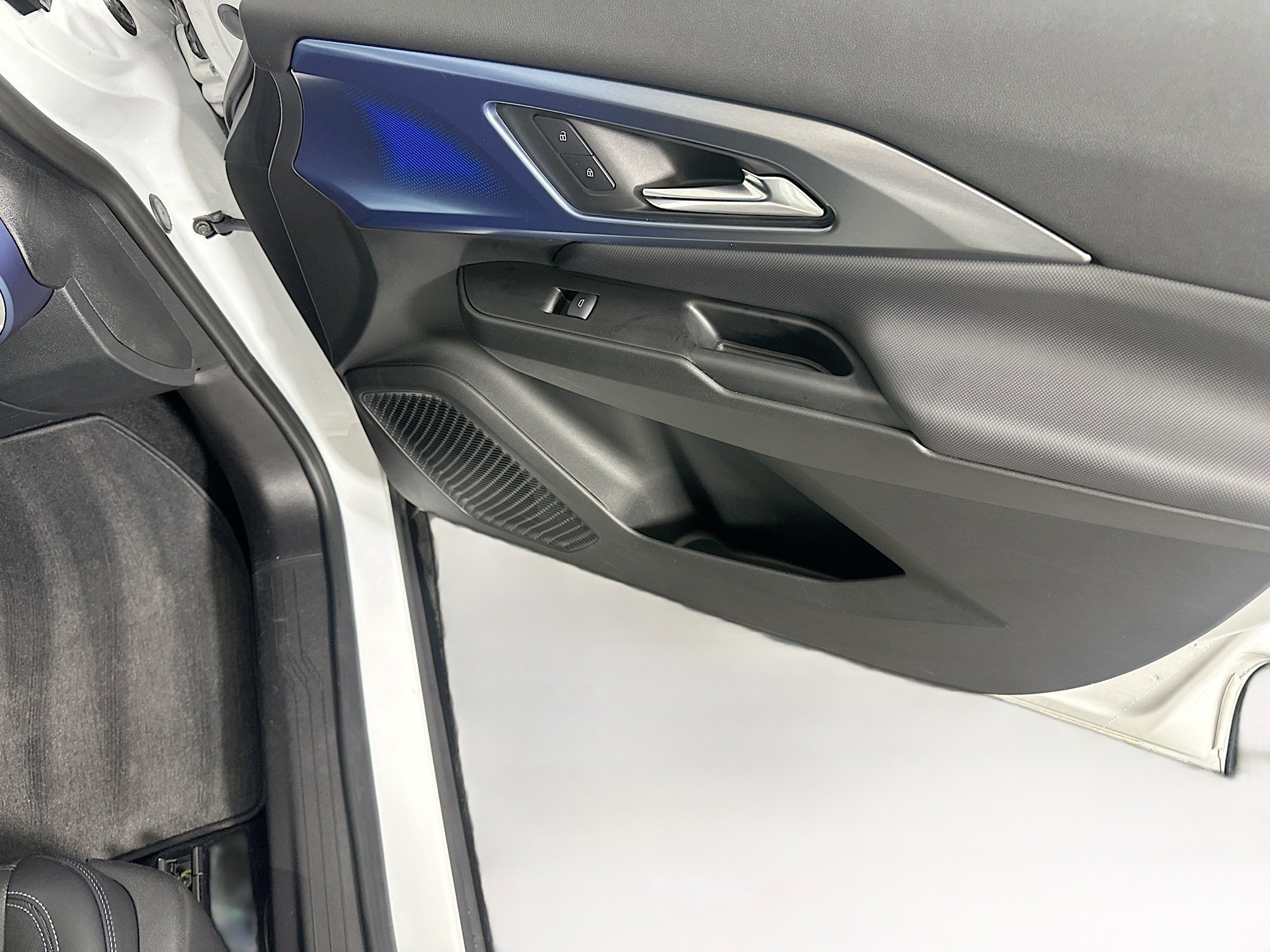 Used 2025 Chevrolet Equinox EV LT w/ Convenience Package image 30