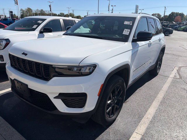 Used 2025 Jeep Grand Cherokee Altitude AWD/4WD image 2