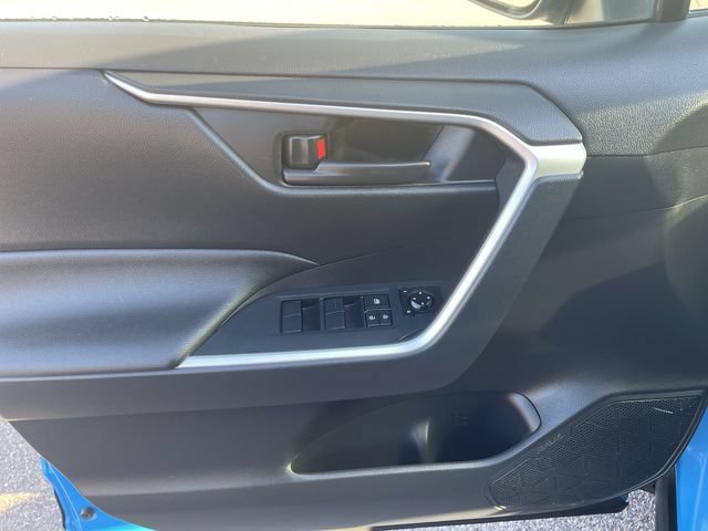 Used 2019 Toyota RAV4 LE w/ Carpet Mat Package AWD/4WD image 12