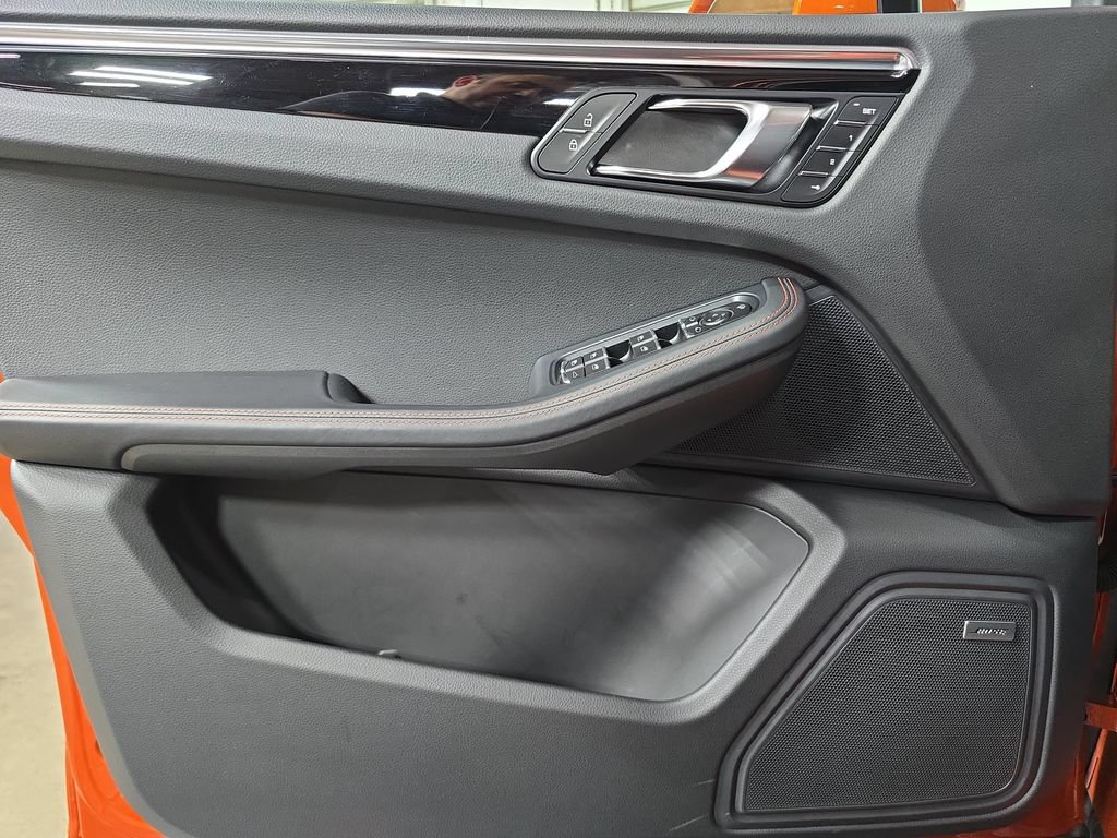 Certified 2025 Porsche Macan AWD/4WD image 22