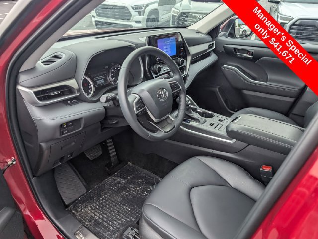 Used 2025 Toyota Highlander XLE AWD/4WD image 17