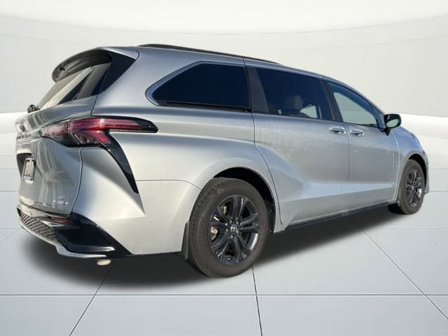 Used 2024 Toyota Sienna XSE image 4