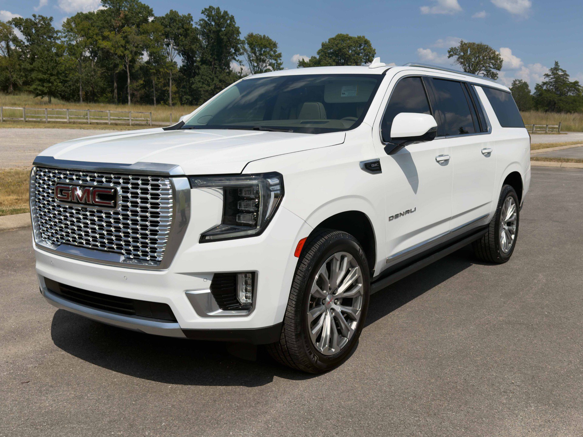 Used 2022 GMC Yukon XL Denali AWD/4WD image 2
