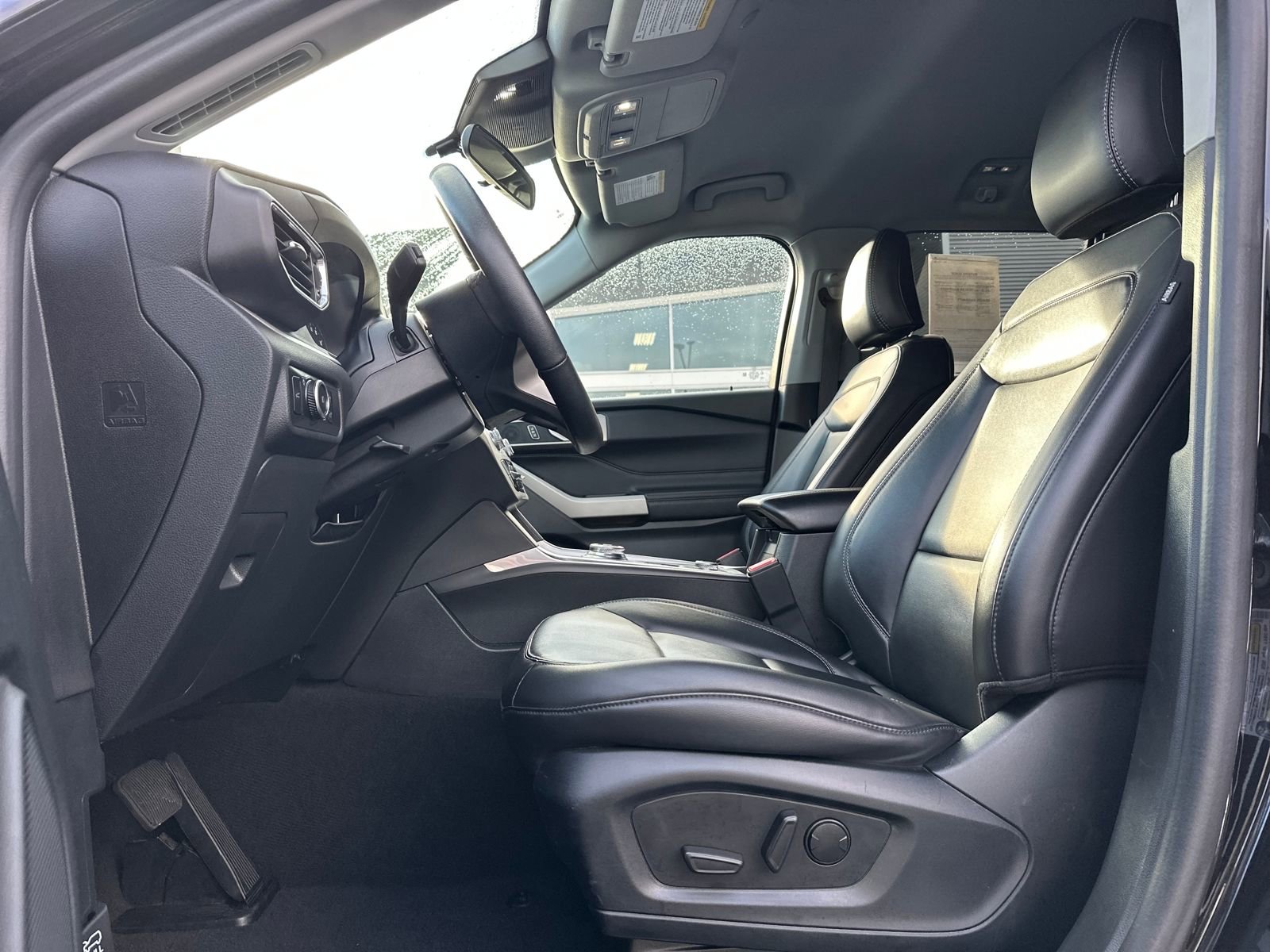 Used 2024 Ford Explorer XLT w/ Equipment Group 202A image 10