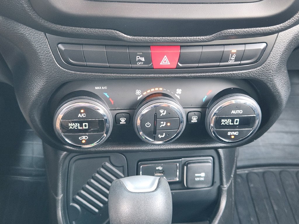 Used 2017 Jeep Renegade Latitude w/ Advanced Technology Group FWD image 19