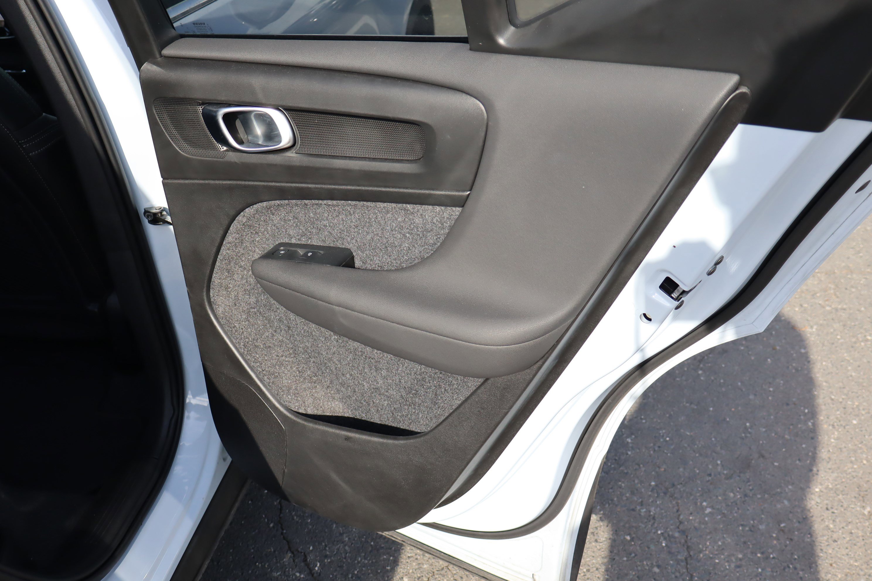 Used 2025 Volvo XC40 B5 Core image 33