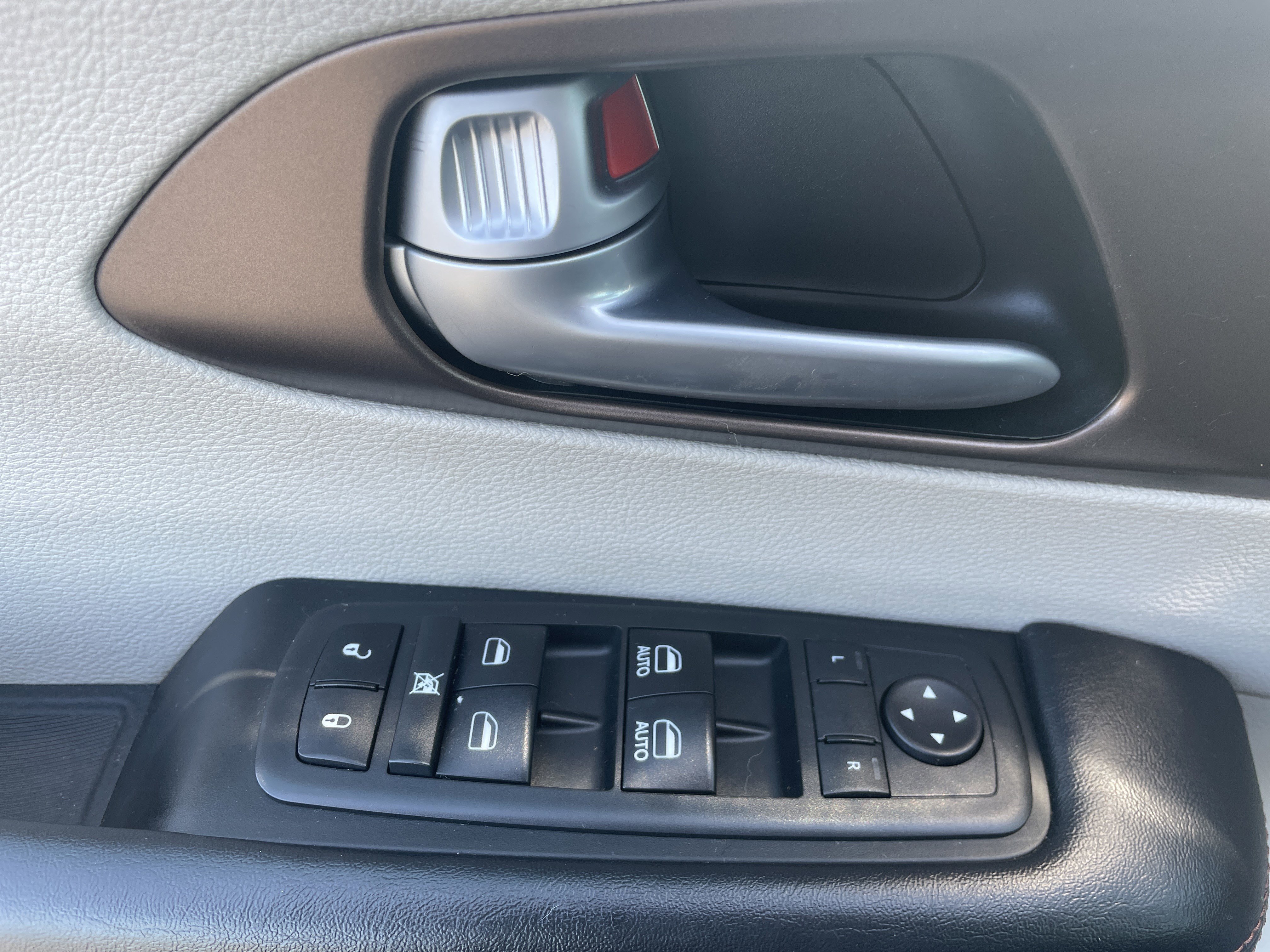 Used 2017 Chrysler Pacifica Touring-L w/ Tire & Wheel Group image 10