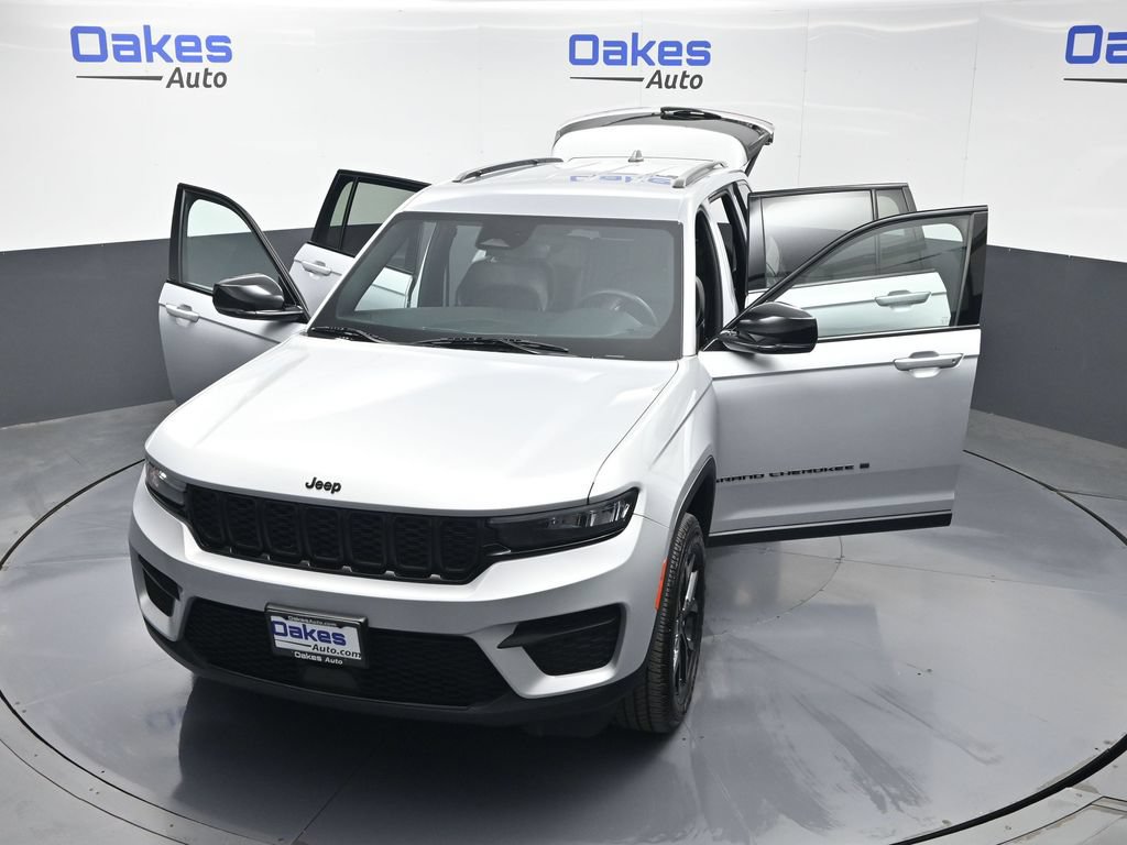 Used 2024 Jeep Grand Cherokee Altitude RWD image 55