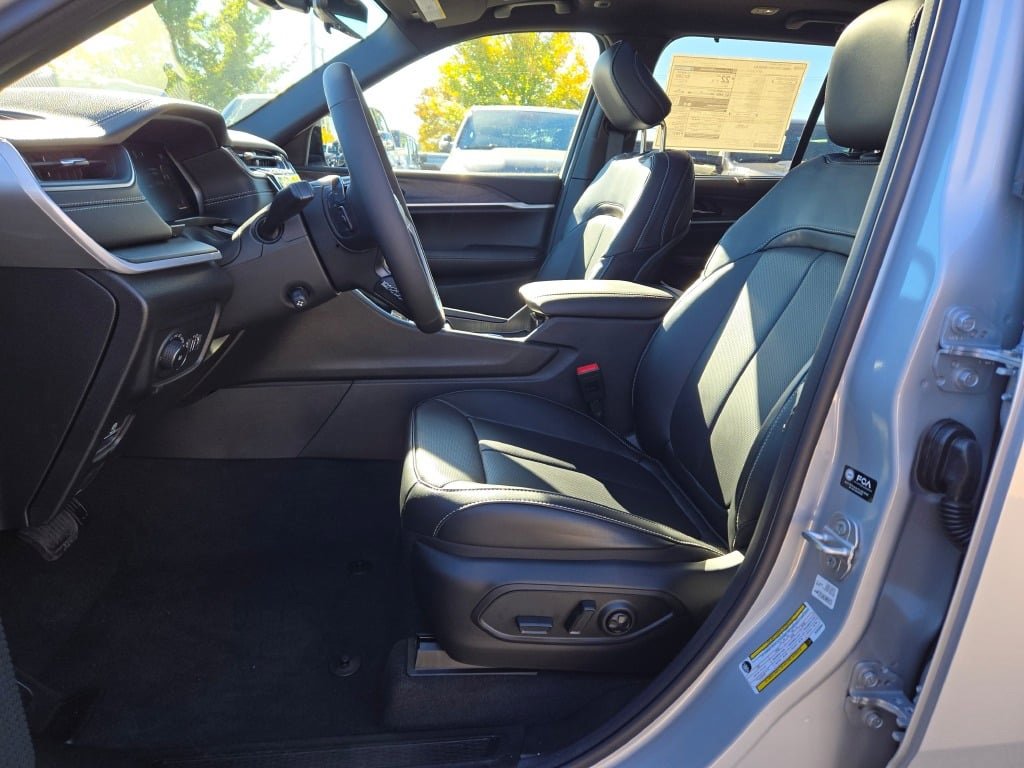 New 2025 Jeep Grand Cherokee Limited w/ Luxury Tech Group II image 24