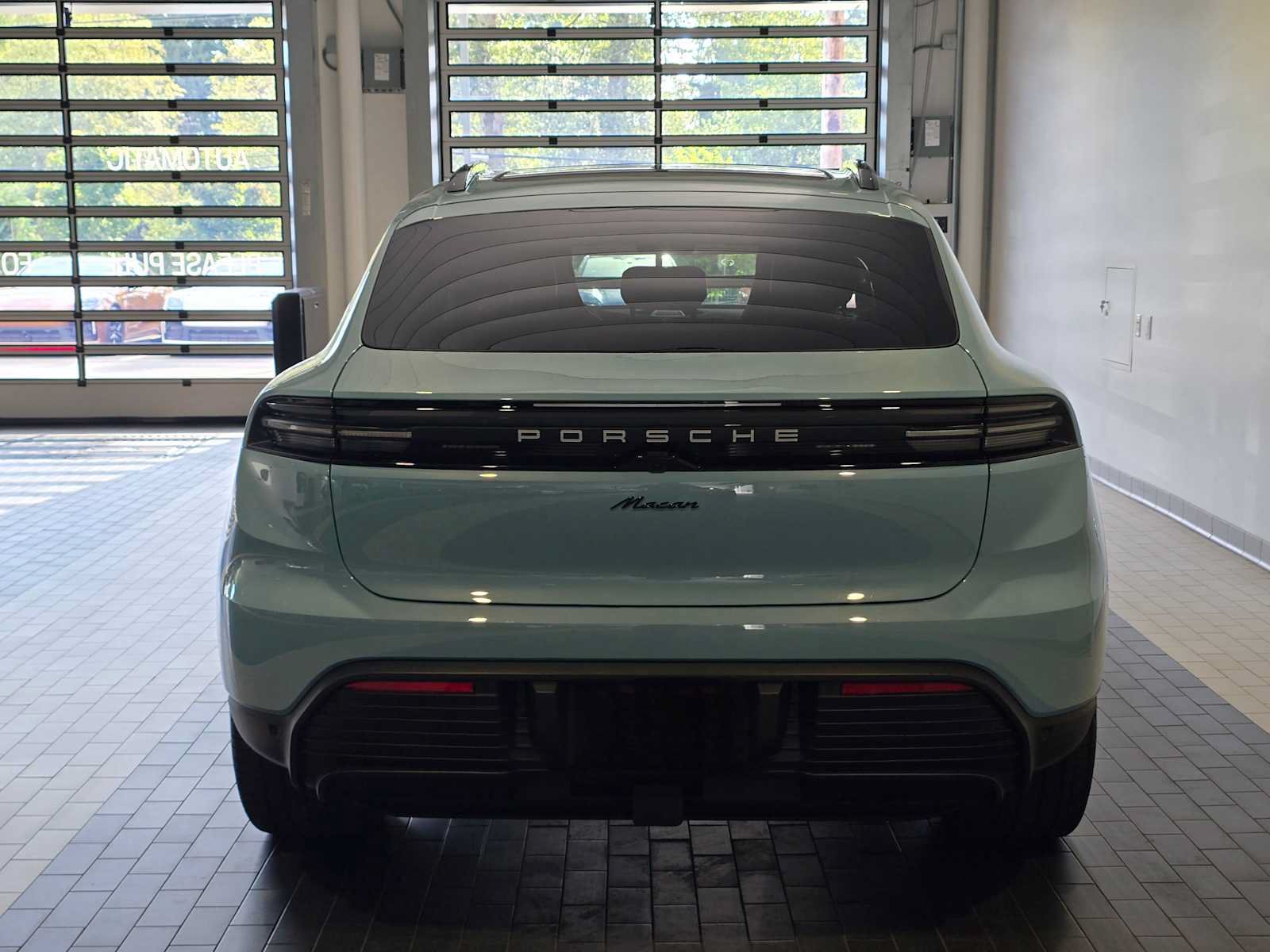 Used 2025 Porsche Macan Electric RWD image 5