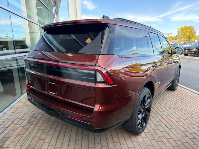 New 2027 Lincoln Navigator Reserve AWD/4WD image 2