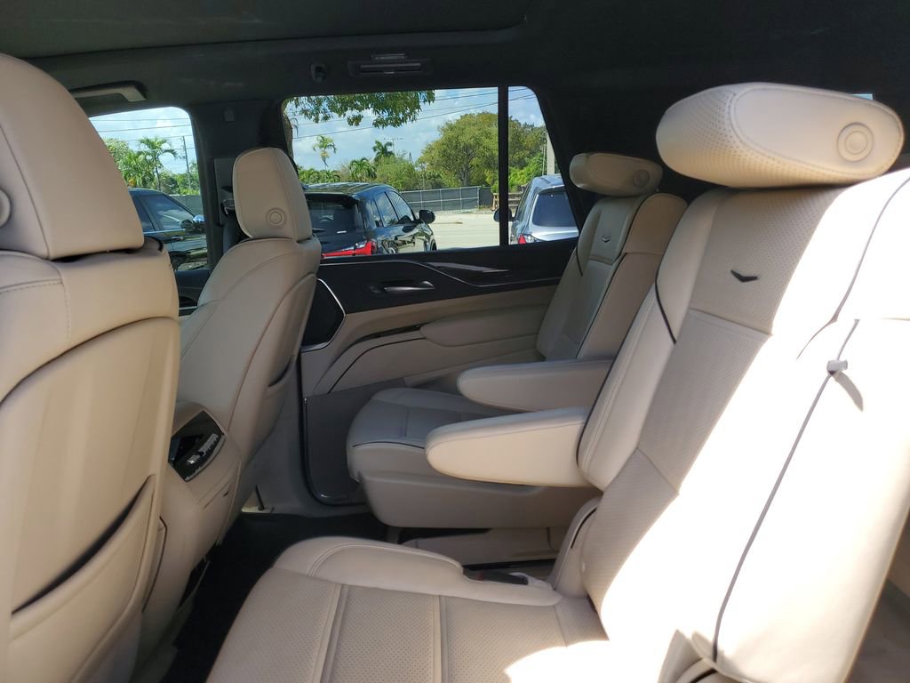 Used 2023 Cadillac Escalade Premium Luxury w/ Performance Package image 15