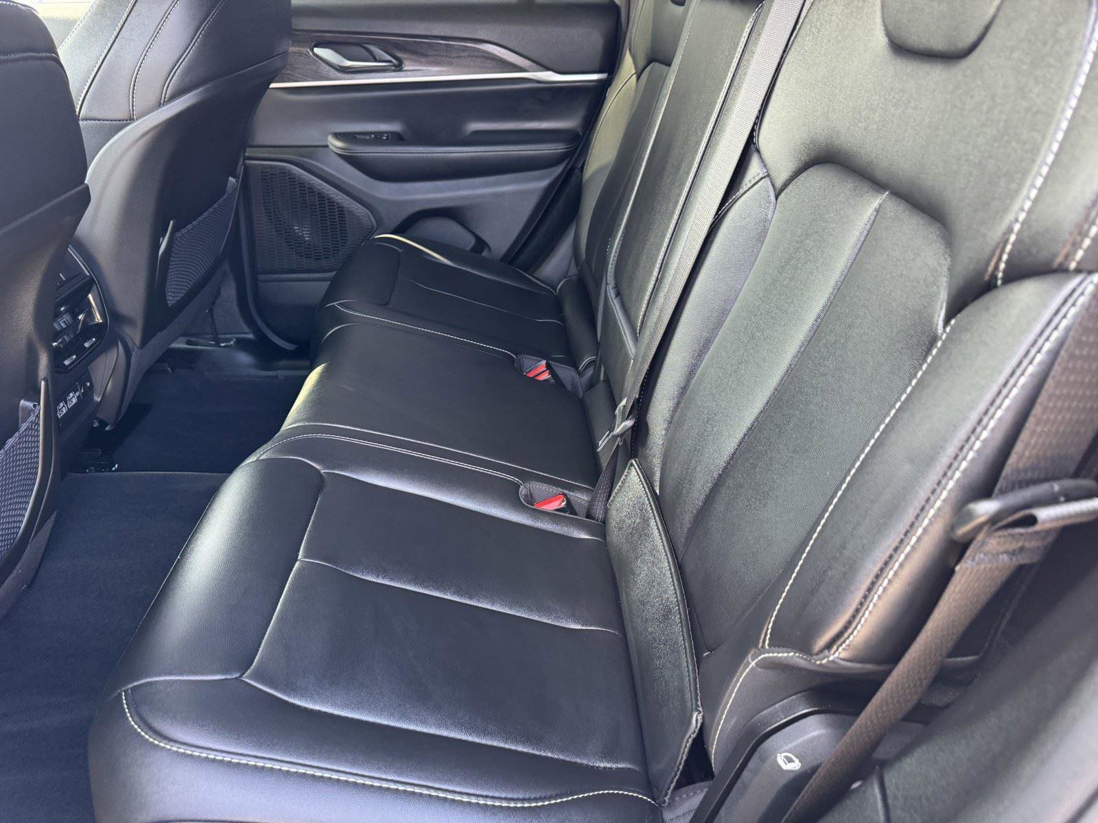 Certified 2024 Jeep Grand Cherokee Limited w/ Black Appearance Package AWD/4WD image 13